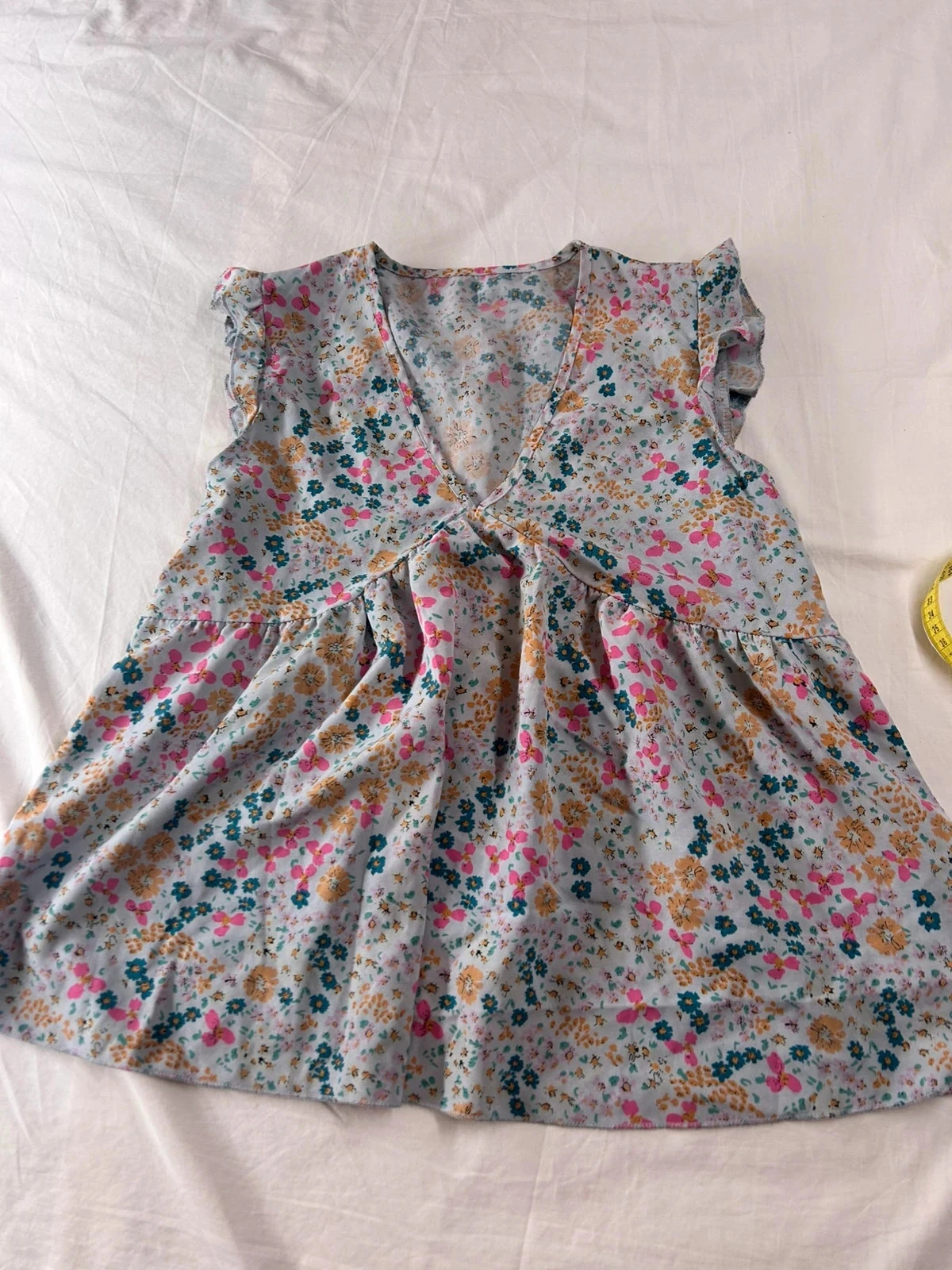 Korte grijze zomerjurk met multicolore vintage patroon – photo 2